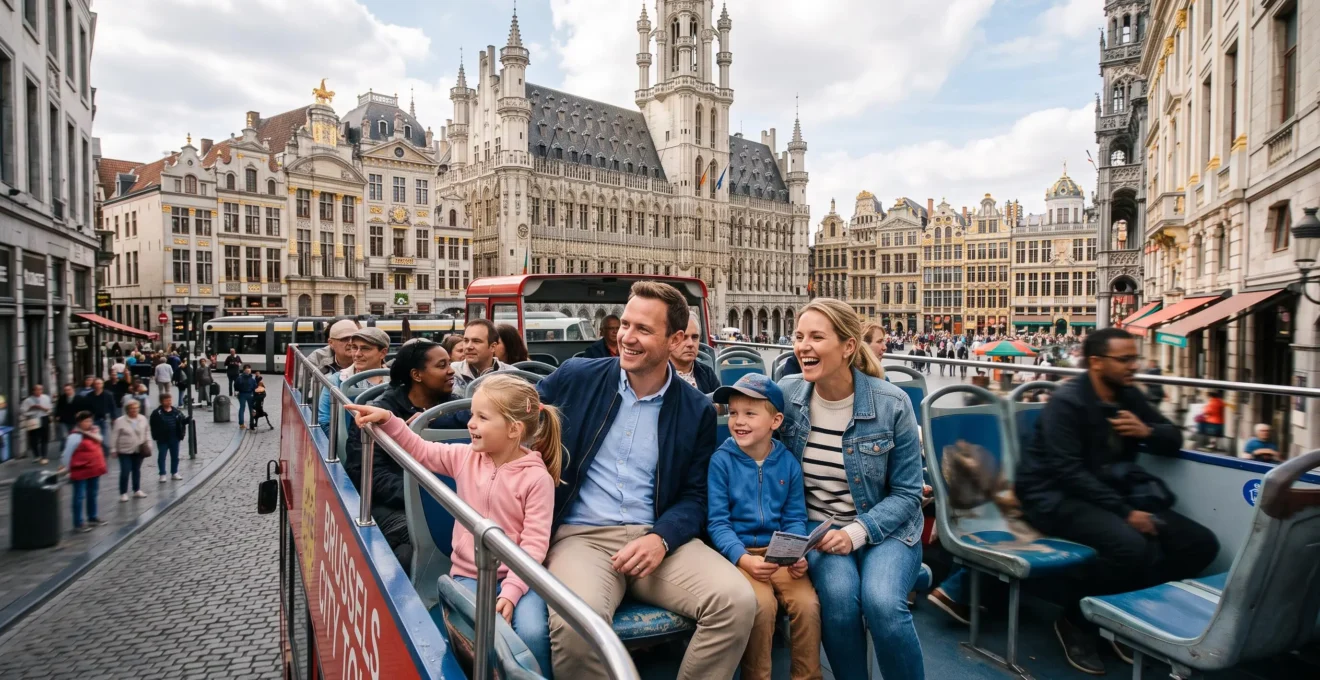 Famille observant Bruxelles depuis un bus touristique à impériale